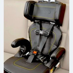 Go Immi travel car seat barely is great everyday or travel 5lbs.